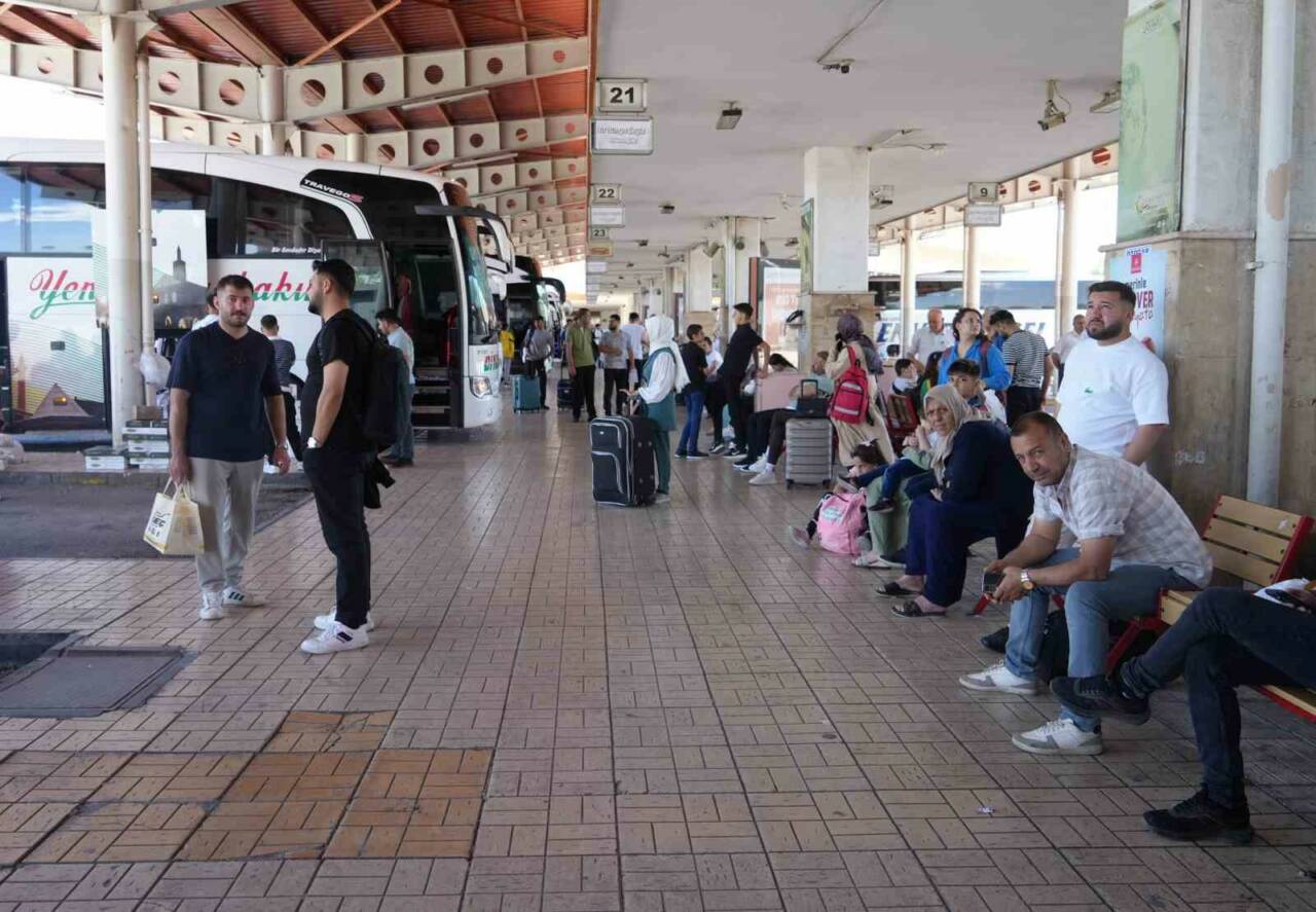 Gaziantep Şehirlerarası Otobüs Terminali’nde Kurban Bayramı tatili dolayısıyla yoğunluk yaşanırken,