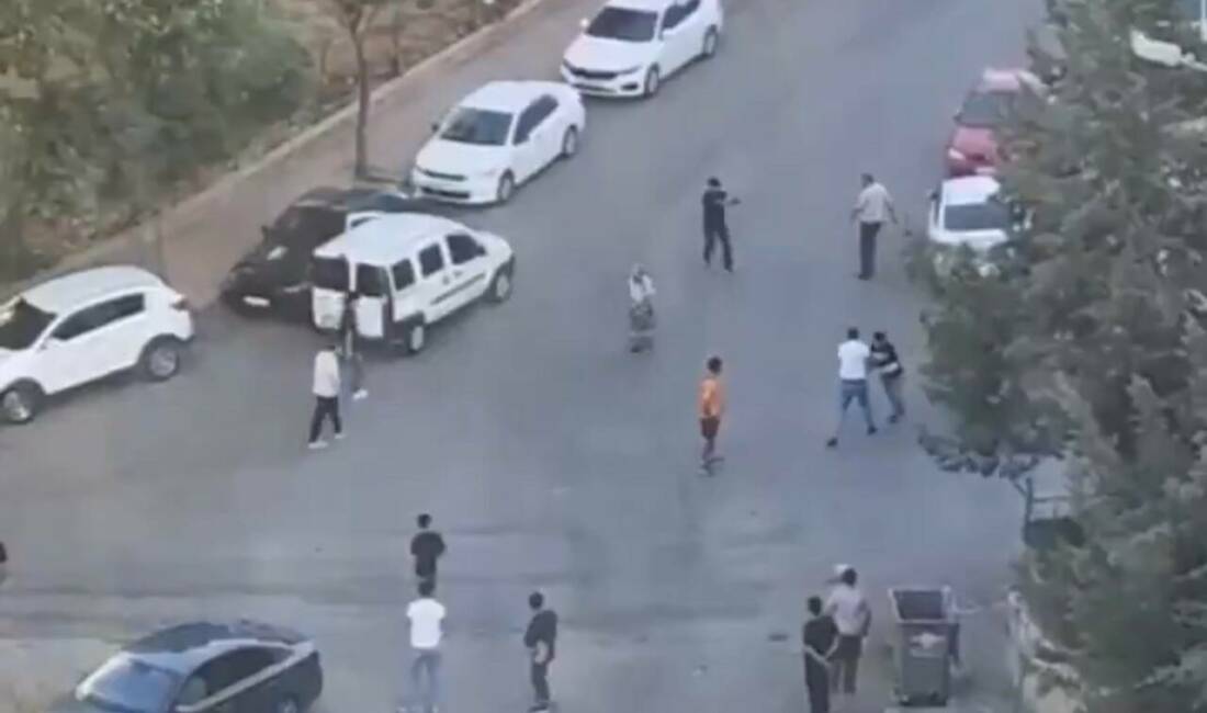 Gaziantep’in Şehitkamil ilçesinde, sokakta silahlı saldırıya uğrayan iki kardeş yaralandı.