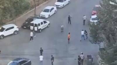 Gaziantep’in Şehitkamil ilçesinde, sokakta silahlı saldırıya uğrayan iki kardeş yaralandı.
