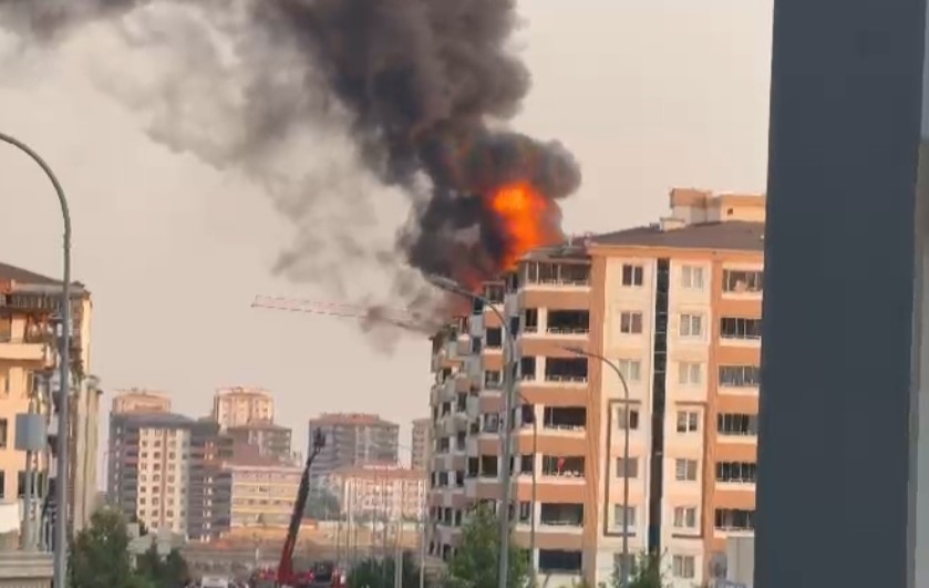 Gaziantep'te 7 katlı bir binanın çatısında bilinmeyen bir nedenle çıkan