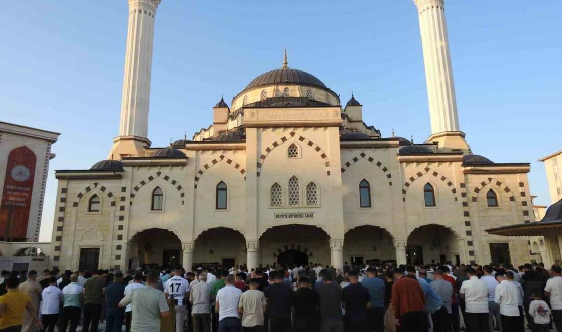Gaziantep’te sabahın erken saatlerinden itibaren bayram namazı için vatandaşlar camilere