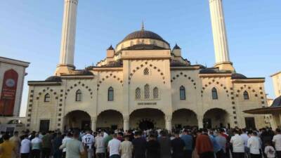 Gaziantep’te sabahın erken saatlerinden itibaren bayram namazı için vatandaşlar camilere