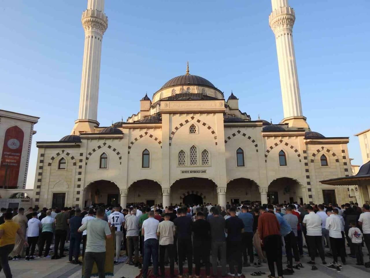 Gaziantep’te sabahın erken saatlerinden itibaren bayram namazı için vatandaşlar camilere