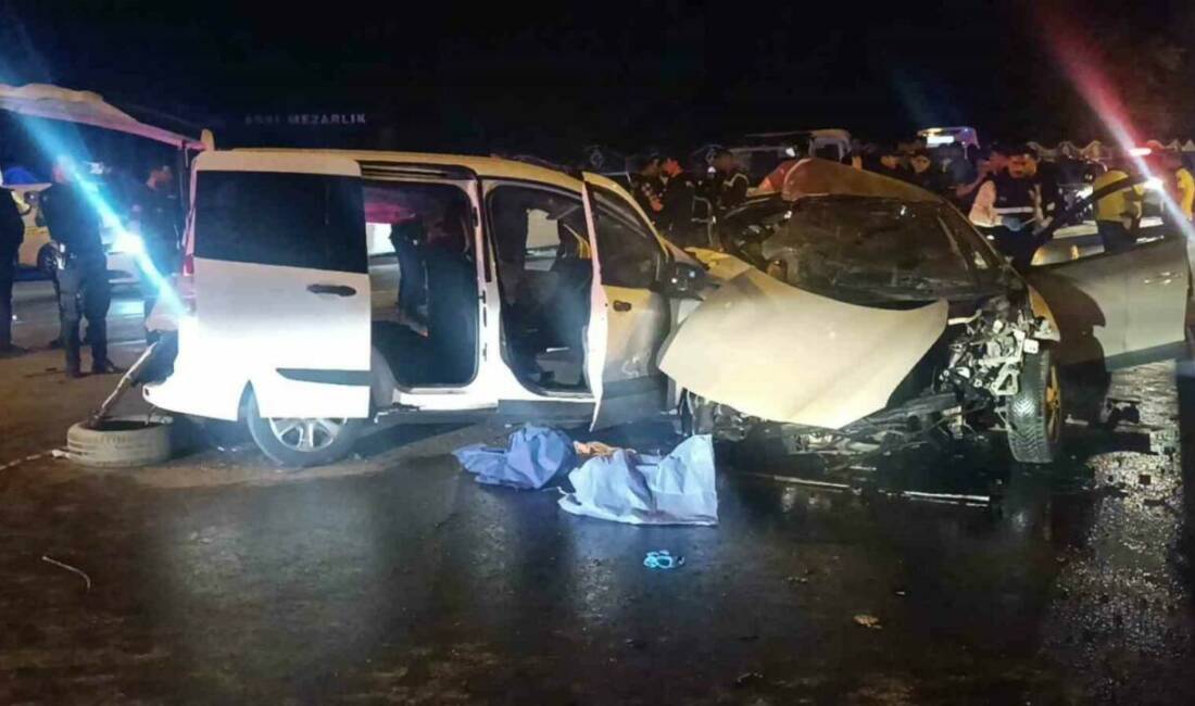 Gaziantep'te kafa kafaya çarpışan iki otomobilde meydana gelen kazada 2'si