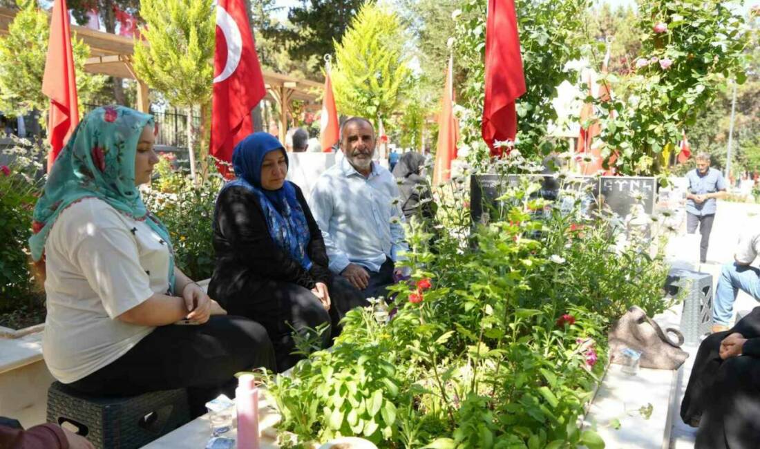 Gaziantep’te Kurban Bayramı öncesi mezarlıklarda ve şehitliklerde yoğunluk oluştu. Arefe
