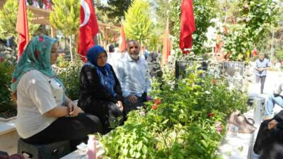 Gaziantep’te Kurban Bayramı öncesi mezarlıklarda ve şehitliklerde yoğunluk oluştu. Arefe