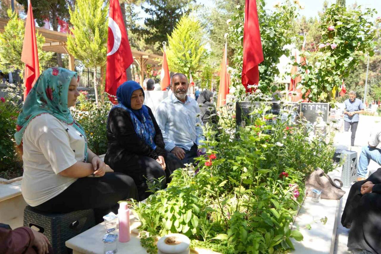 Gaziantep’te Kurban Bayramı öncesi mezarlıklarda ve şehitliklerde yoğunluk oluştu. Arefe