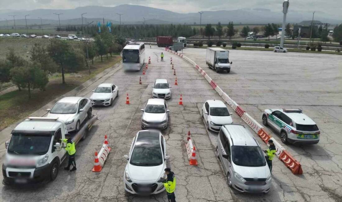 Gaziantep’te otoyolda kural ihlali yapan 99 araca 178 bin TL ceza Gaziantep'te otoyolda trafik kurallarını ihlal eden 99 araç ve sürücüsüne