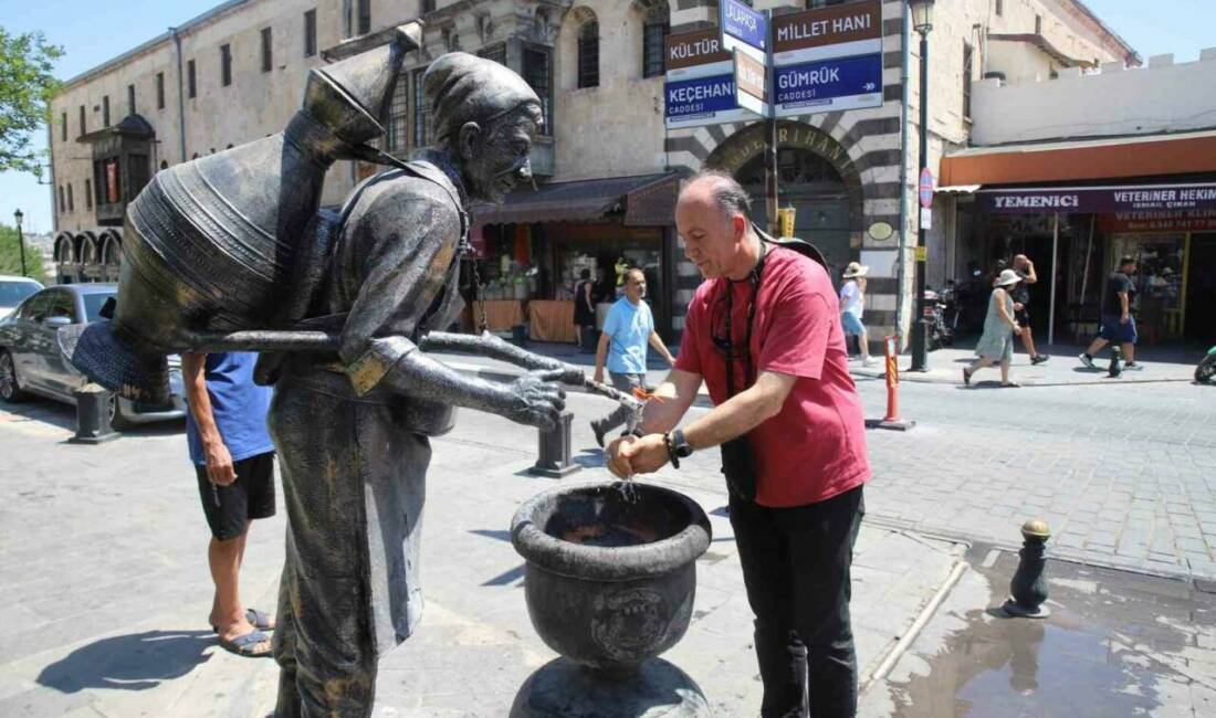 Gaziantep’te sıcak hava nedeniyle vatandaşlar serinlemek için çeşme başlarına yöneldi.