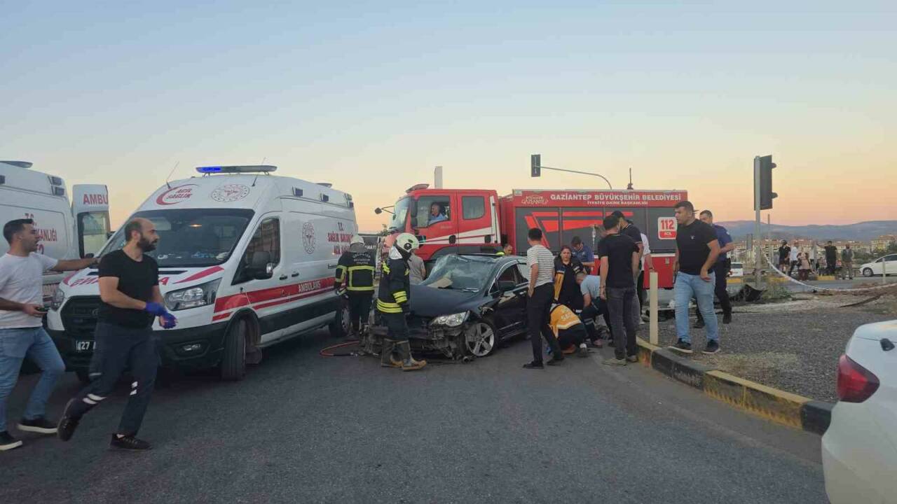 Gaziantep'in İslahiye ilçesinde tır ile otomobilin çarpışması sonucu nişanlı bir