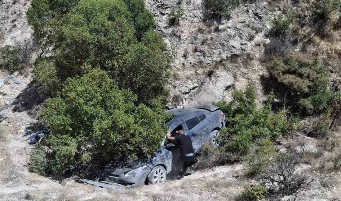 Gaziantep'in Nizip ilçesinde, bir otomobil virajda direksiyon hakimiyetini kaybederek dere