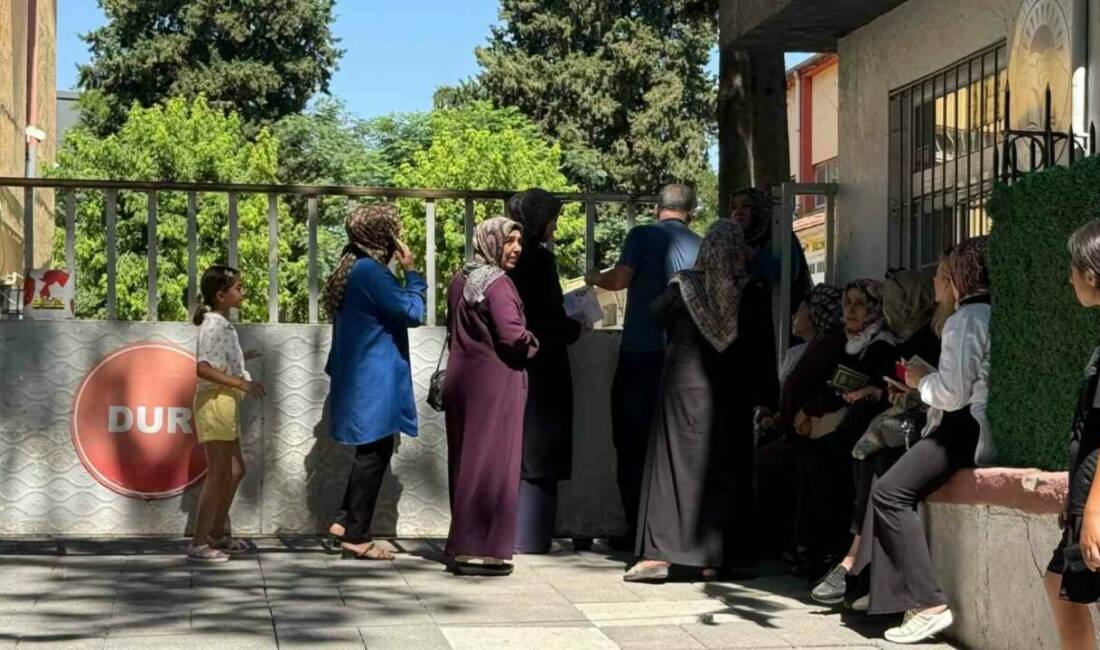 Gaziantep’te Yükseköğretim Kurumları Sınavı’nın (YKS) ilk oturumu olan Temel Yeterlilik