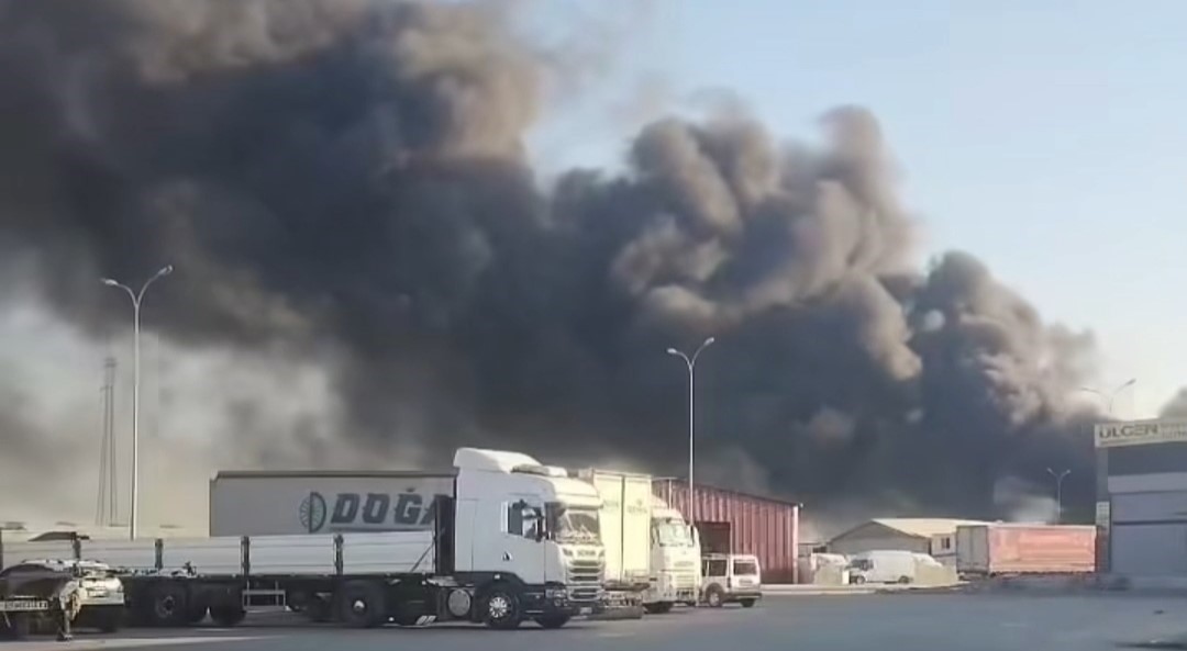 Gaziantep'te korku yaratan lastik yangını, Şehitkamil ilçesinde meydana geldi ve