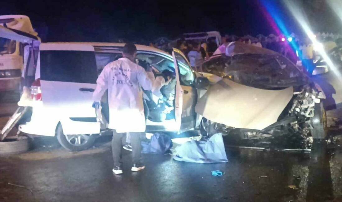 Gaziantep'te meydana gelen trafik kazasında, iki otomobilin kafa kafaya çarpışması