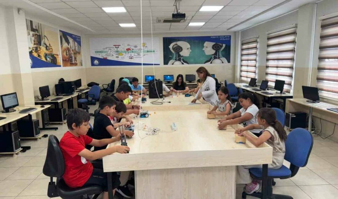 Şahinbey Belediyesi Karataş Kültür Merkezi’nde yürütülen Robotik Kodlama Kursu, çocuklara