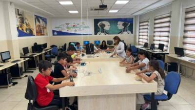 Şahinbey Belediyesi Karataş Kültür Merkezi’nde yürütülen Robotik Kodlama Kursu, çocuklara
