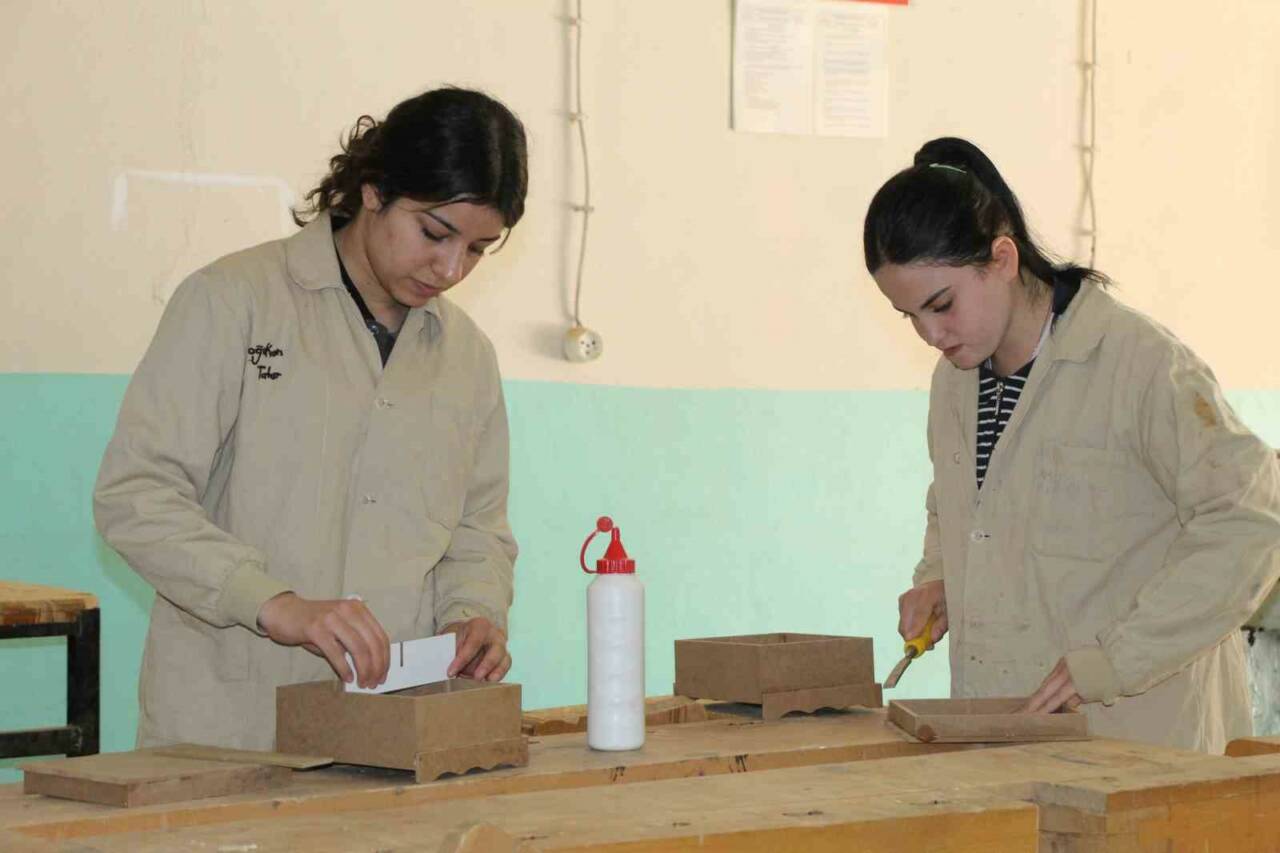 Şırnaklı genç kızlar, daha çok erkeklerin egemen olduğu mobilya sektöründe