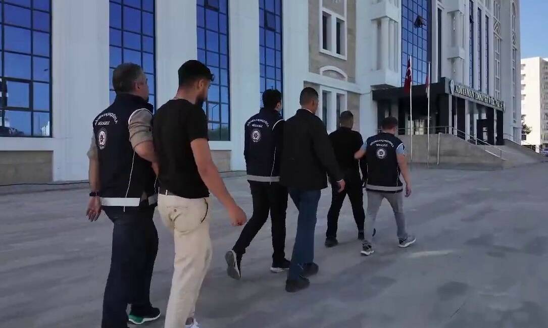 Adıyaman İl Emniyet Müdürlüğü ekiplerince yakalanan kaçak göçmenler sınır dışı