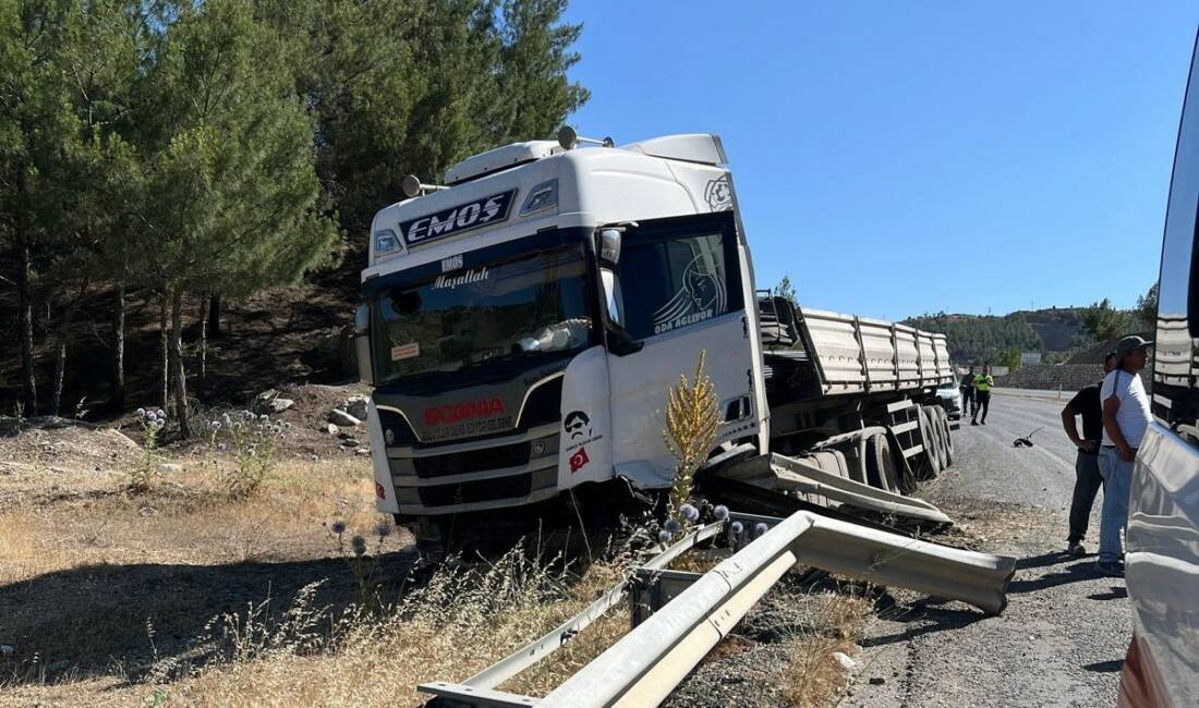 Adıyaman’ın Gölbaşı ilçesinde bariyerlere çarpan tır sürücüsü yaralandı.