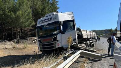 Adıyaman’ın Gölbaşı ilçesinde bariyerlere çarpan tır sürücüsü yaralandı.