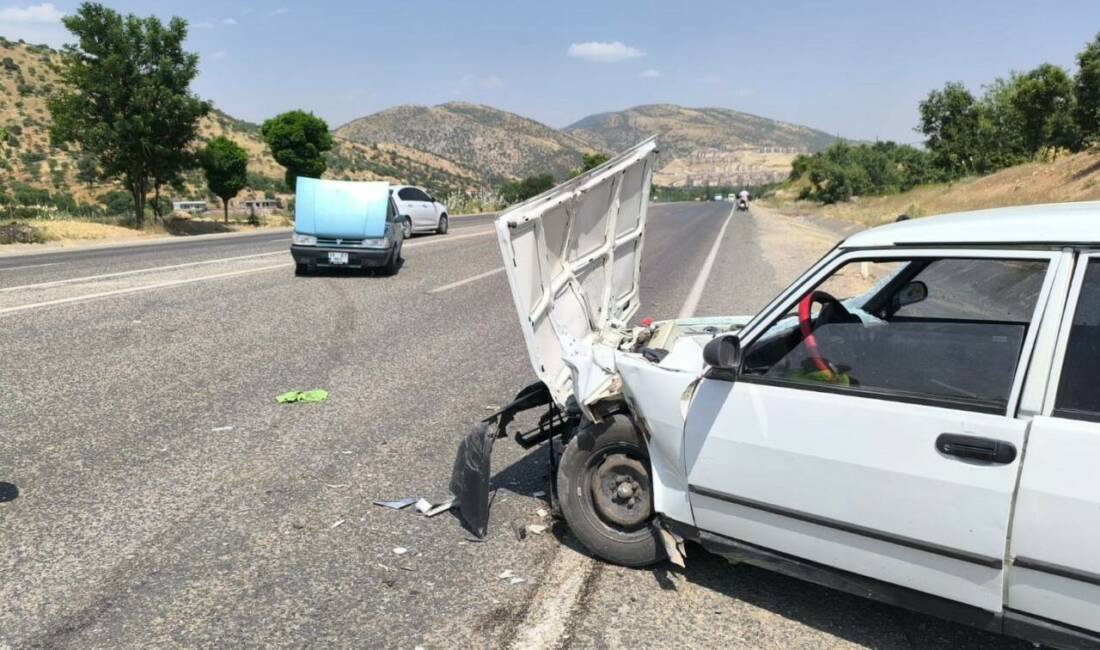 Adıyaman’ın Gölbaşı ilçesinde iki otomobilin çarpışması sonucu 2 kişi yaralandı.