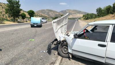 Adıyaman’ın Gölbaşı ilçesinde iki otomobilin çarpışması sonucu 2 kişi yaralandı.