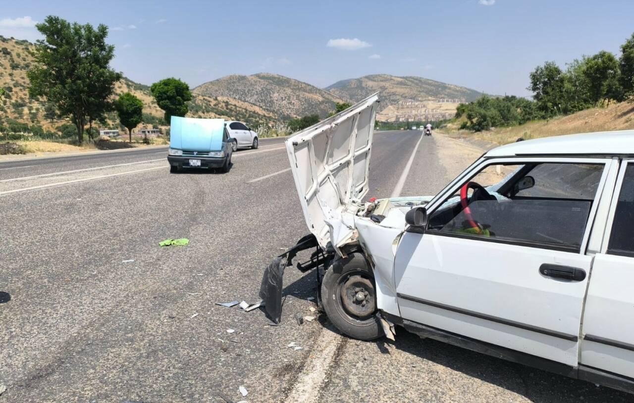 Adıyaman’ın Gölbaşı ilçesinde iki otomobilin çarpışması sonucu 2 kişi yaralandı.