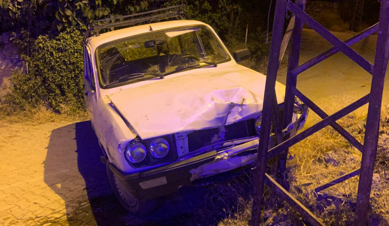 Adıyaman'ın Gölbaşı ilçesinde otomobilin elektrik direğine çarpması sonucu 3 kişi