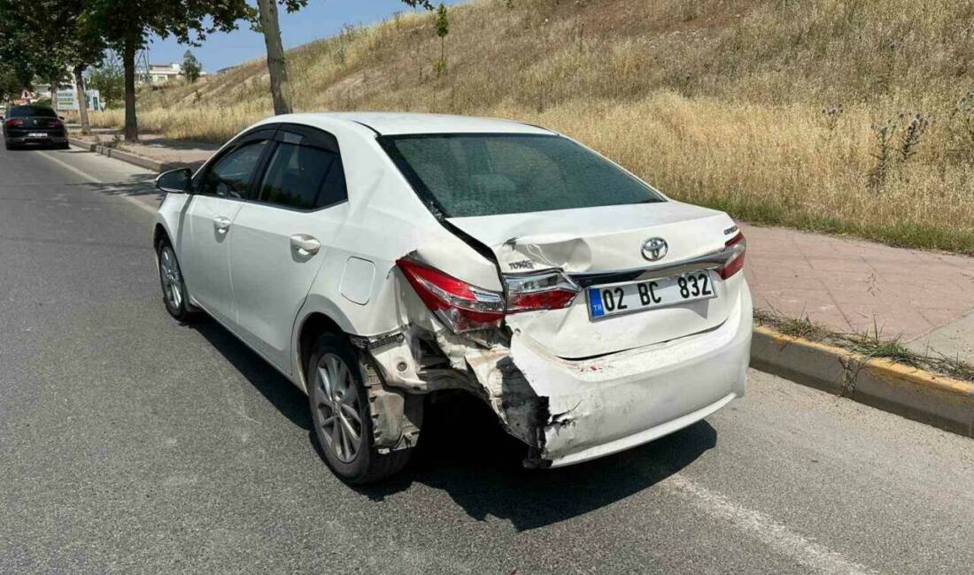 Adıyaman’da hafif ticari araç ile otomobil çarpıştı.