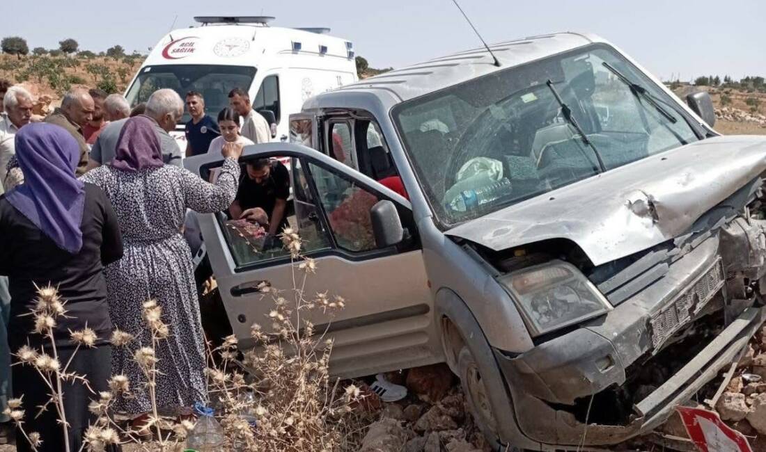 Şanlıurfa’nın Halfeti ilçesinde hafif ticari aracın kontrolden çıkarak yol kenarındaki
