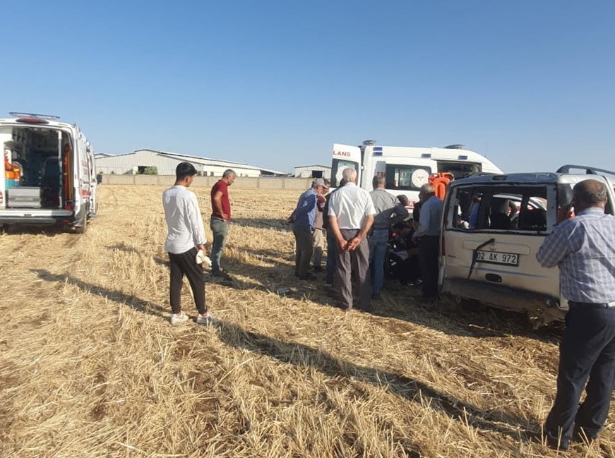 Adıyaman’da, hafif ticari aracın takla atması sonucu meydana gelen kazada