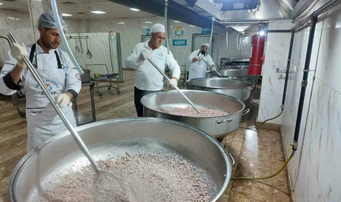 Haliliye Belediyesi, sosyal belediyecilik anlayışı çerçevesinde yürüttüğü sıcak yemek dağıtımıyla