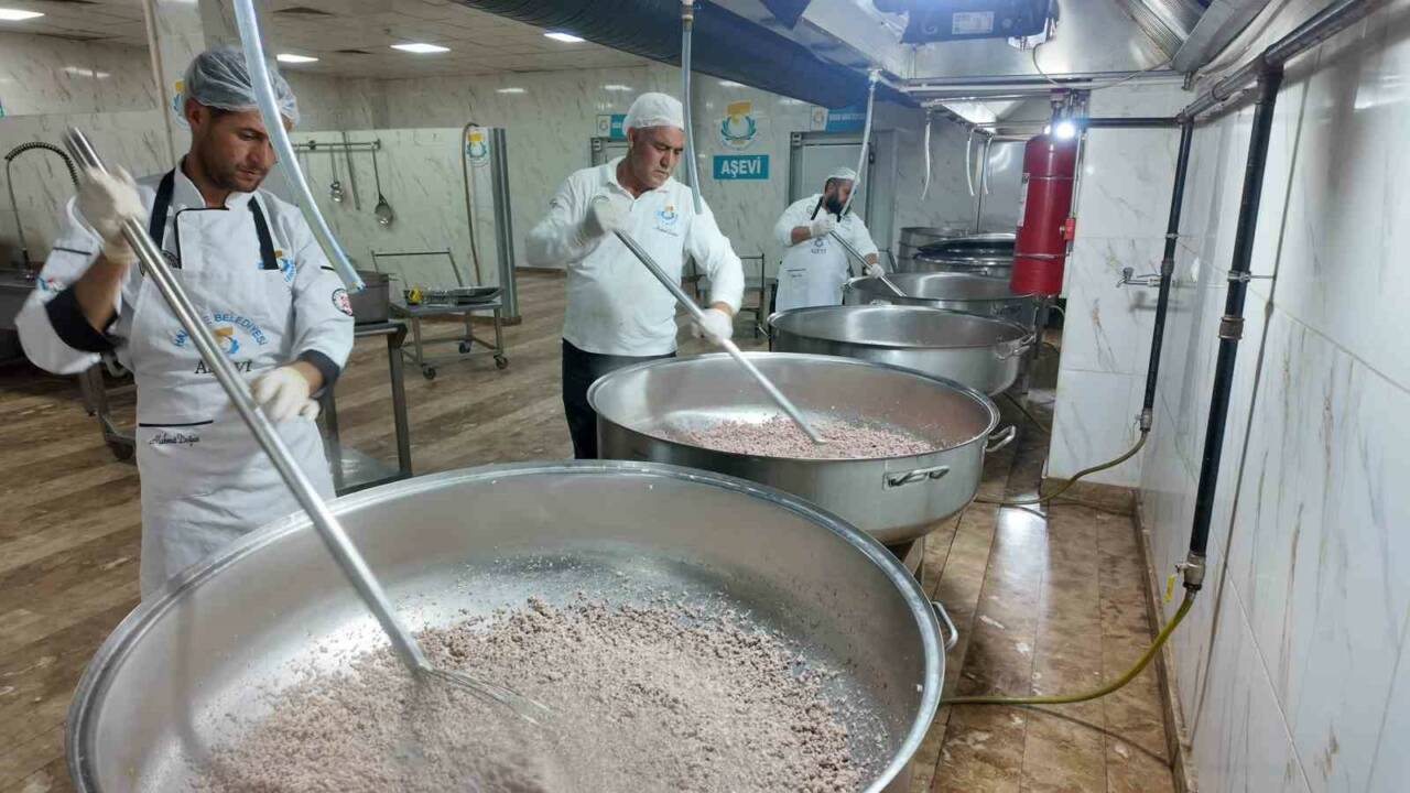 Haliliye Belediyesi, sosyal belediyecilik anlayışı çerçevesinde yürüttüğü sıcak yemek dağıtımıyla