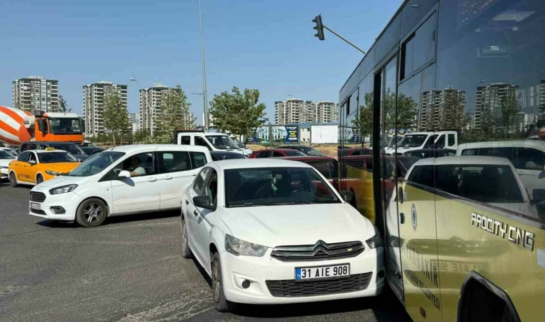 Diyarbakır'ın Yenişehir ilçesinde şehir içi halk otobüsü ile otomobilin çarpışması