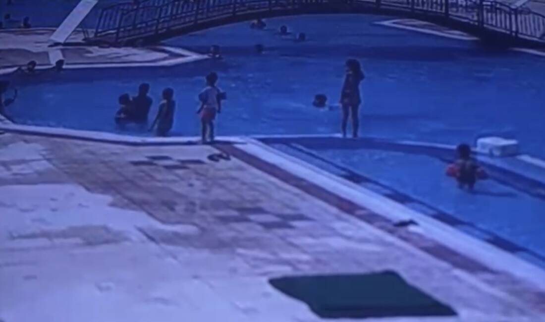 Havuza düşen 3 yaşındaki çocuk cankurtaranın müdahalesiyle kurtuldu Mardin’de havuza düşen 3 yaşındaki çocuk boğulma tehlikesi geçirdi. Durumu