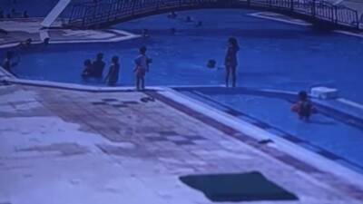 Mardin’de havuza düşen 3 yaşındaki çocuk boğulma tehlikesi geçirdi. Durumu