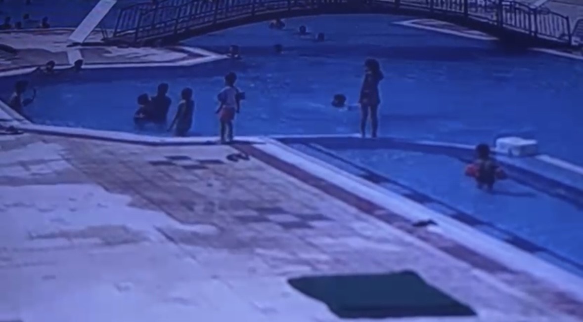 Mardin’de havuza düşen 3 yaşındaki çocuk boğulma tehlikesi geçirdi. Durumu