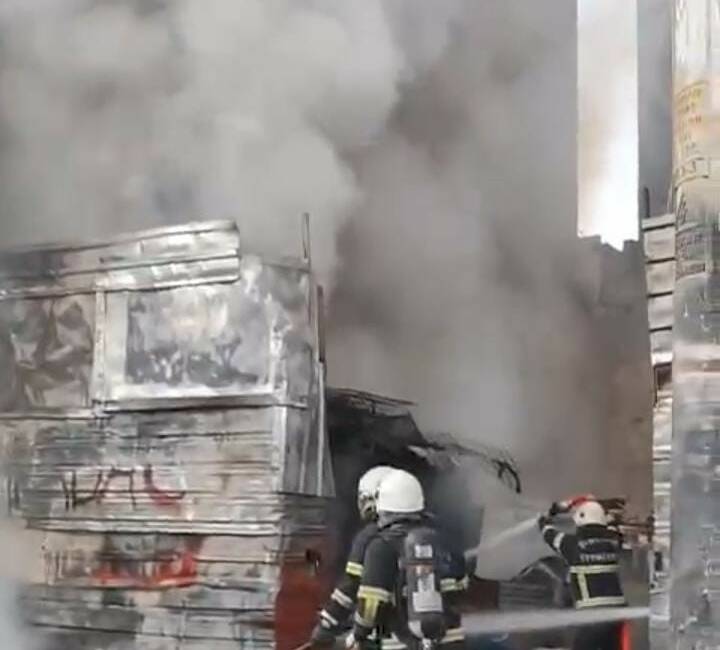 Şanlıurfa’da bir hurda deposunda çıkan yangın, itfaiye ekiplerinin müdahalesi sonucu