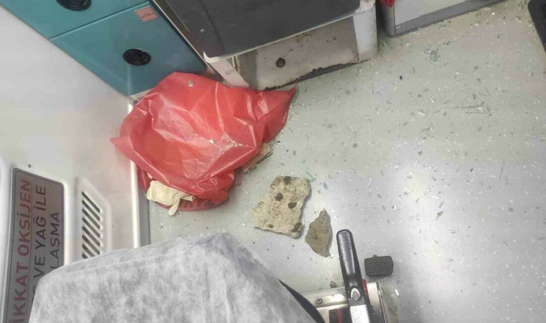 Diyarbakır’da iki ambulans, akli dengesi yerinde olmayan şahıs tarafından taşlandı.