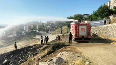 Şırnak’ta itfaiye ekiplerinin anız yangınına yaptığı müdahaleyi çocuklar eğlenceye dönüştürdü.