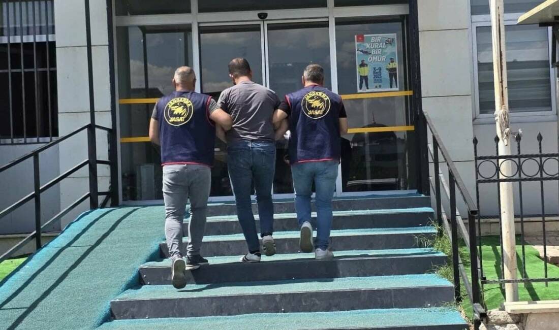 Gaziantep’te jandarmanın yaptığı operasyonla yakalanan FETÖ terör örgütü üyesi şahıs,