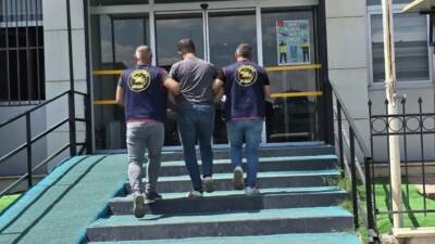 Gaziantep’te jandarmanın yaptığı operasyonla yakalanan FETÖ terör örgütü üyesi şahıs,