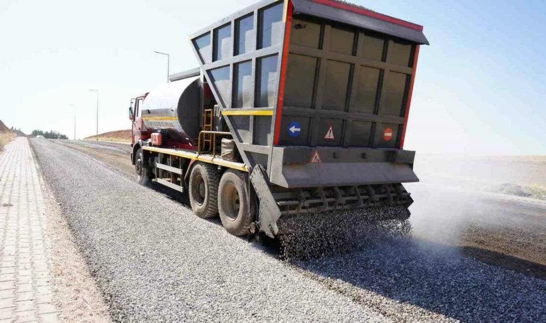 Adıyaman’ın Kahta ilçe Belediyesi Fen İşleri Müdürlüğü ekipleri, asfalt sezonunun