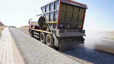 Adıyaman’ın Kahta ilçe Belediyesi Fen İşleri Müdürlüğü ekipleri, asfalt sezonunun