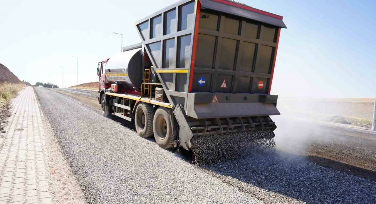 Adıyaman’ın Kahta ilçe Belediyesi Fen İşleri Müdürlüğü ekipleri, asfalt sezonunun