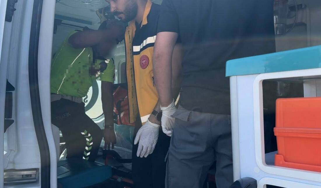 Adıyaman’da, kamyonetin arkadan çarptığı polis aracındaki 2 polis memuru yaralandı.
