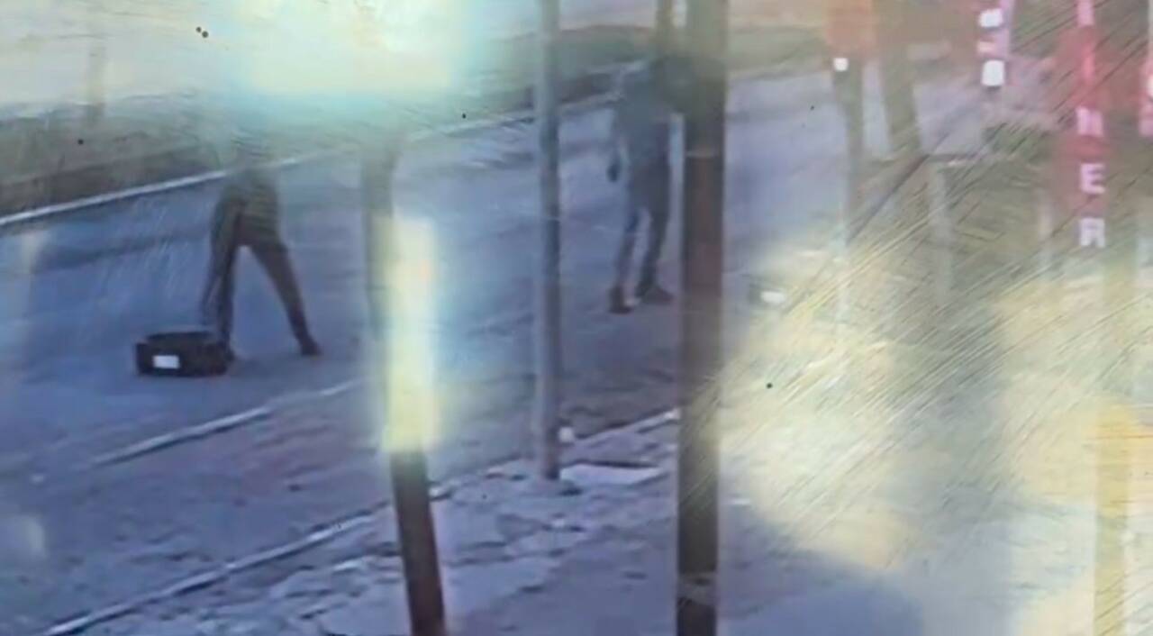 Şanlıurfa’nın Siverek ilçesinde seyir halindeki bir kamyonetten düşen tekerlekler, yoldan