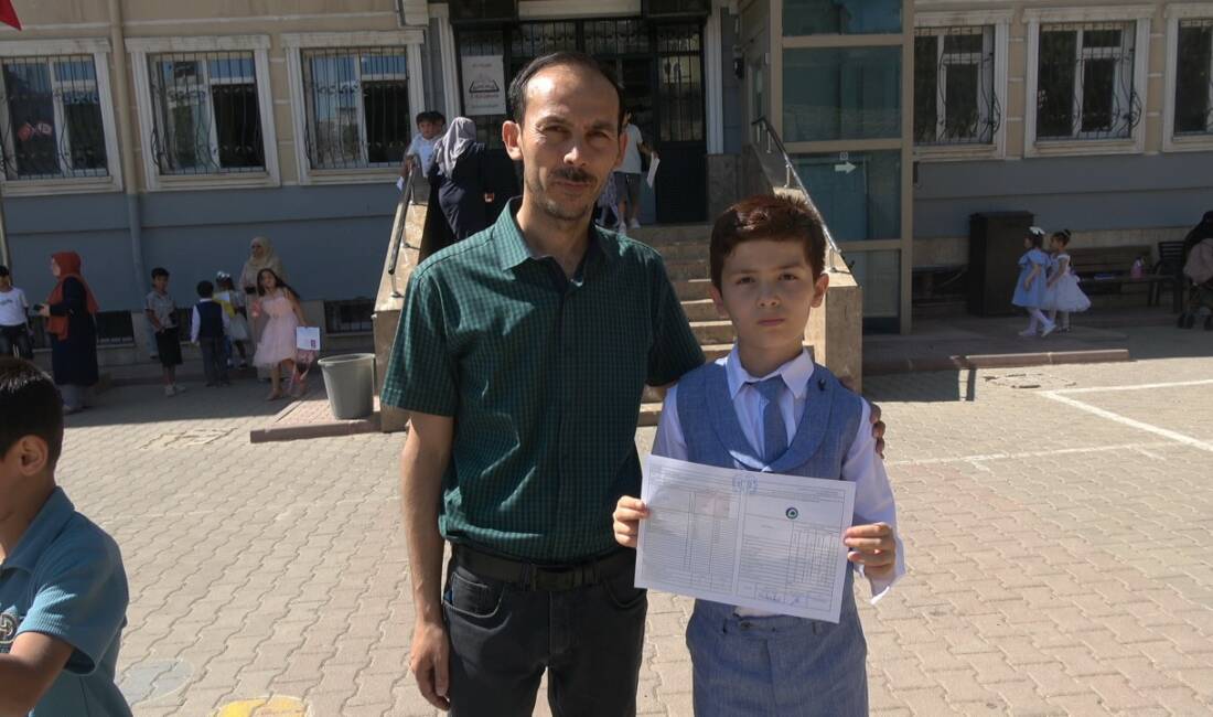 Kilis’te 10 yıldır yaşayan Suriyeli aile, çocukları Ahmet’in eğitimini tamamlamasının