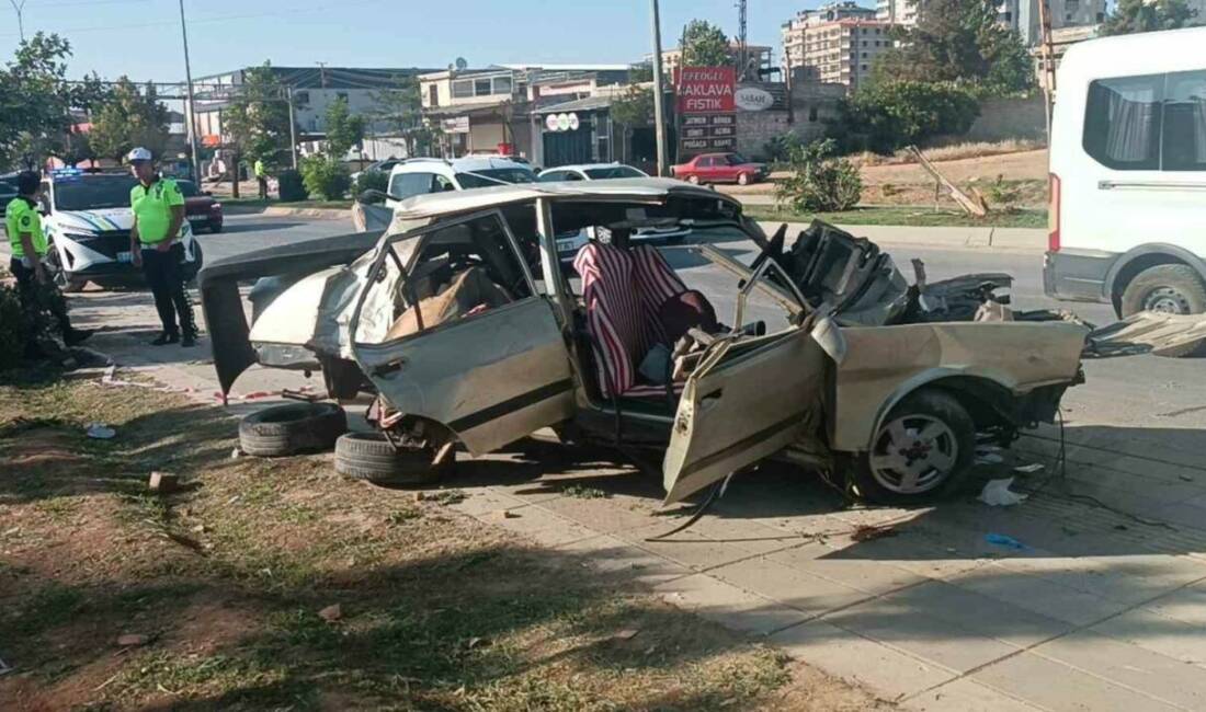 Gaziantep’te kontrolden çıkarak karşı şeride geçen otomobil ile 2 işçi