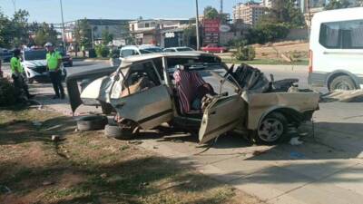 Gaziantep’te kontrolden çıkarak karşı şeride geçen otomobil ile 2 işçi